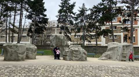 Bloc du mur d'escalade du jardin Georges Brassens